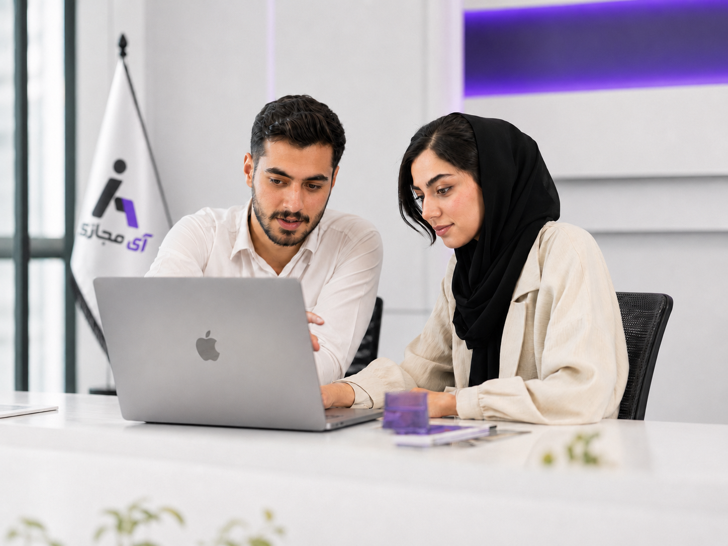 تیم پشتیبانی آی مجازی در حال راهنمایی مشتری
